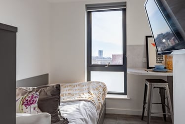 Sea View Studio at Oldway Centre, 39 High Street, City Centre, Swansea, SA11LA - Image 1